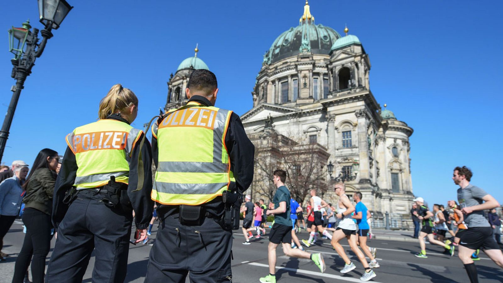 Agentes alemanes vigilan el recorrido de la media maratón en Berlín
