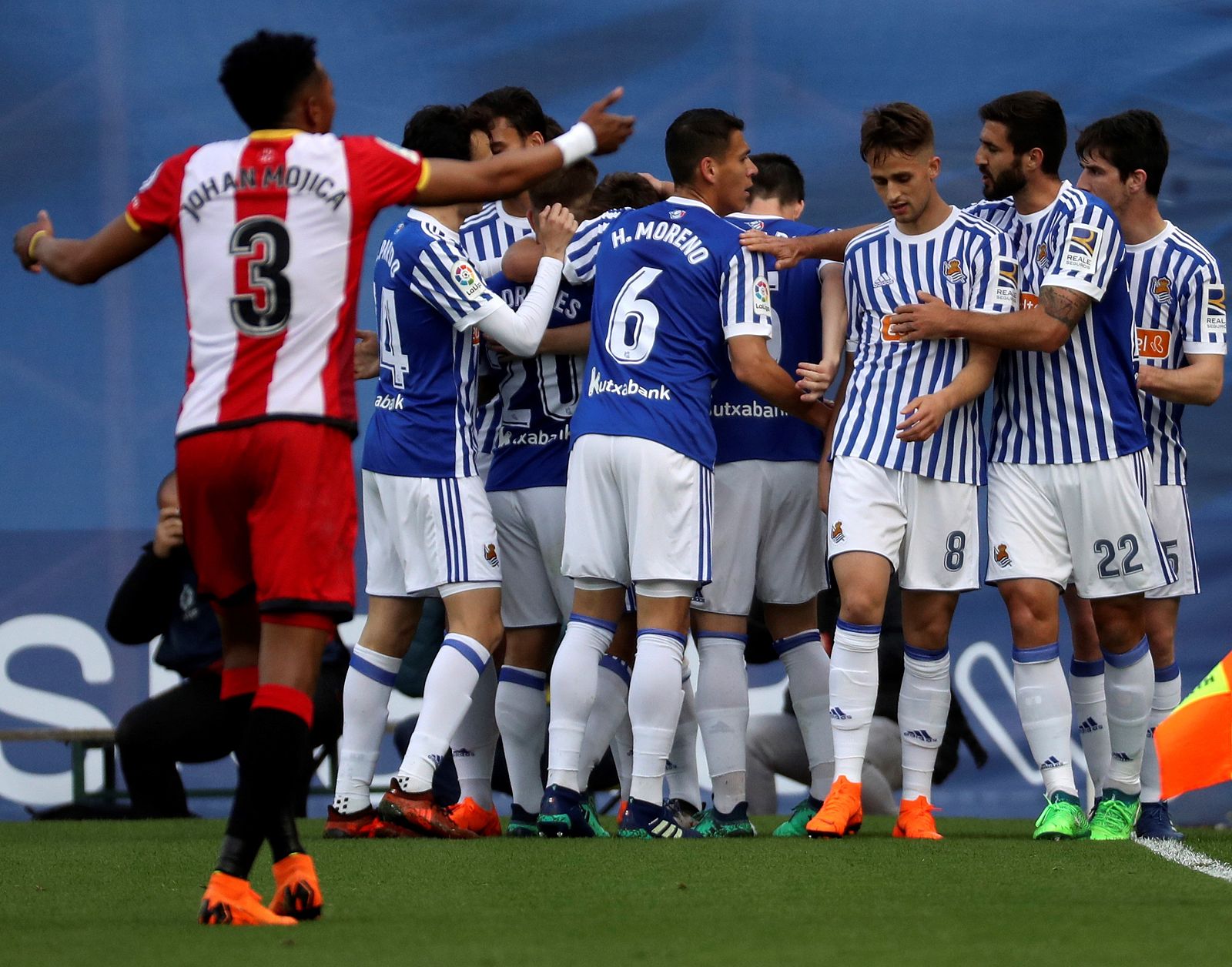 Los jugadores de la Real Sociedad celebran el primer gol ante el Girona.