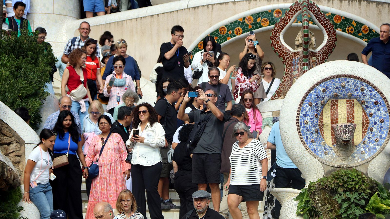 Turistes a l'escalinata del drac al Park Güell