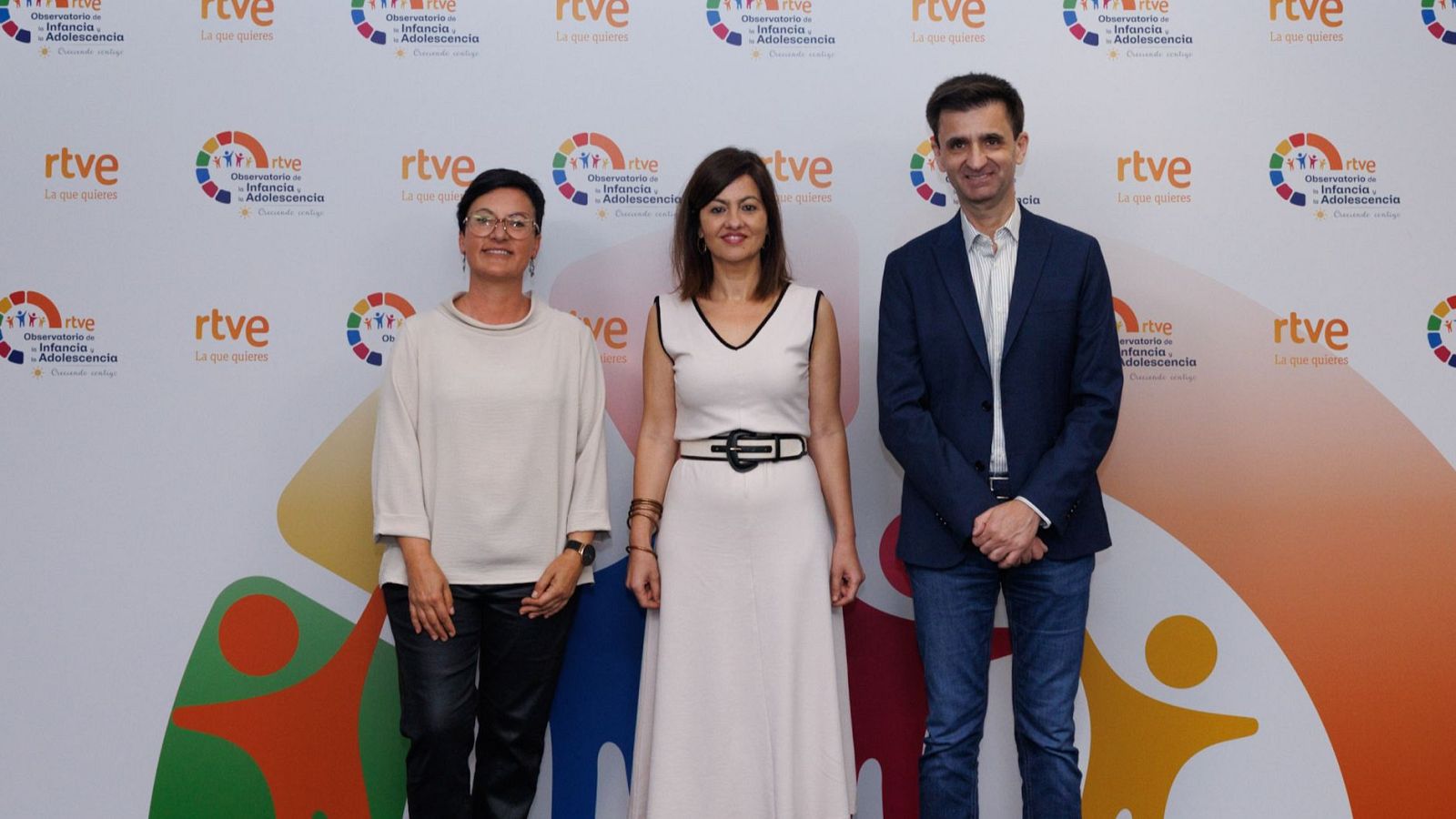 Marta Ribas, Sira Rego y José Pablo López sonríen a la cámara. Ribas (presidenta del Observatorio) viste de beige, Rego (ministra de Juventud e Infancia) de blanco, y López (presidente de RTVE) de traje azul.