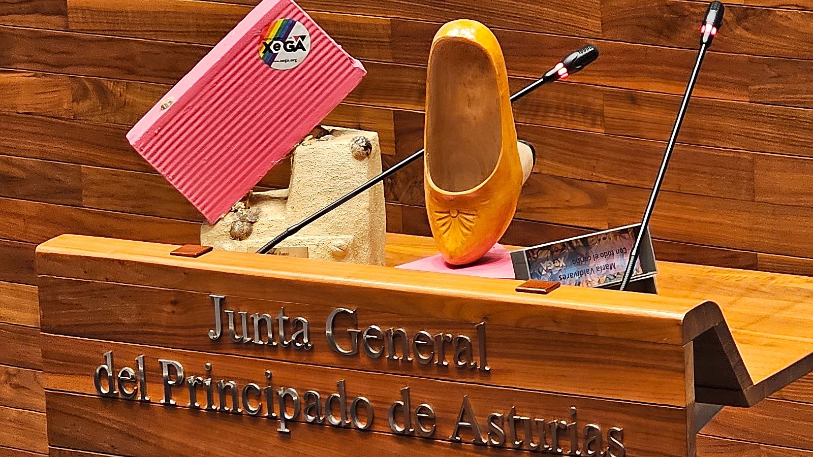 estrado del parlamento asturiano con dos galardones