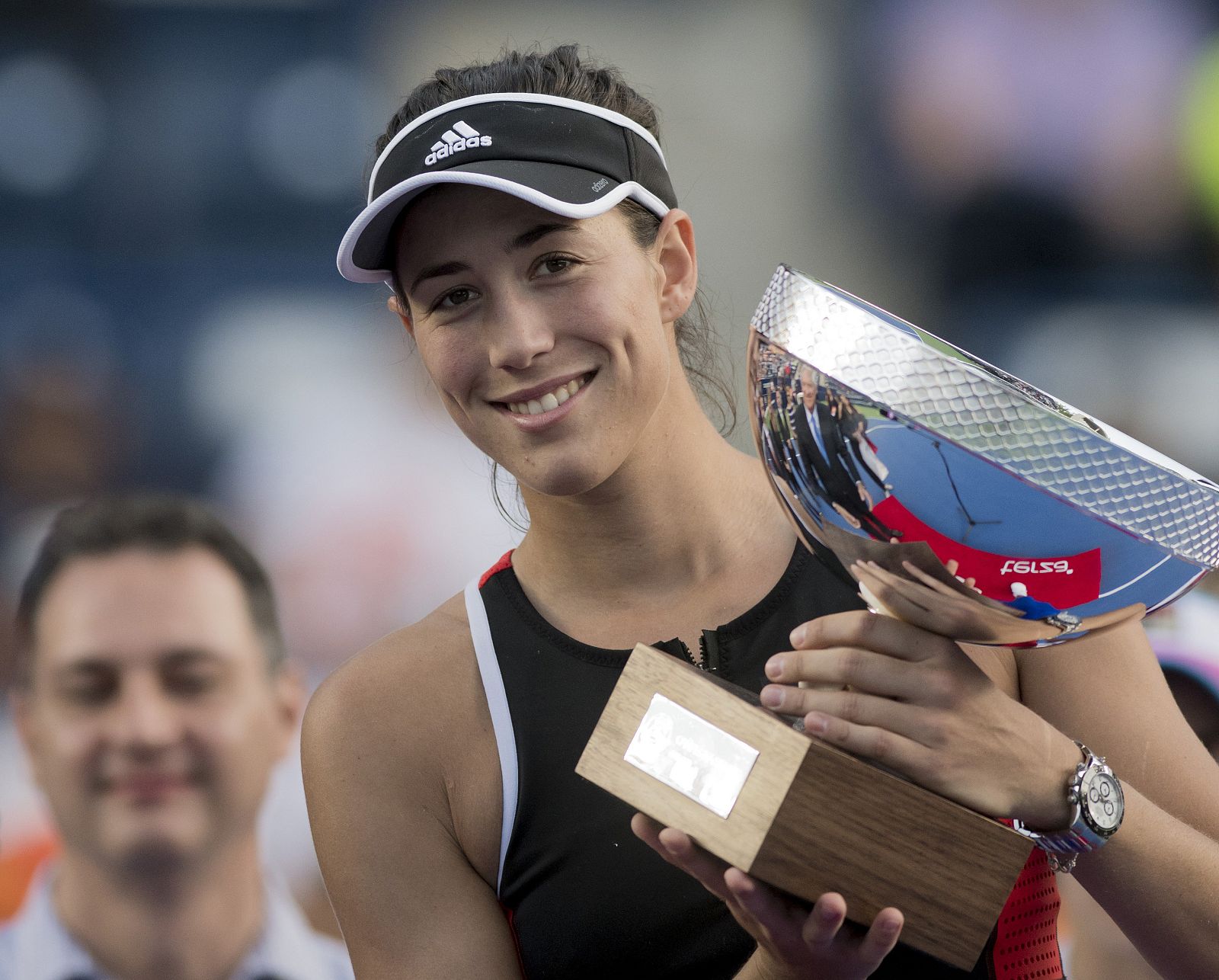 Muguruza posa con el trofeo del Abierto de Monterrey