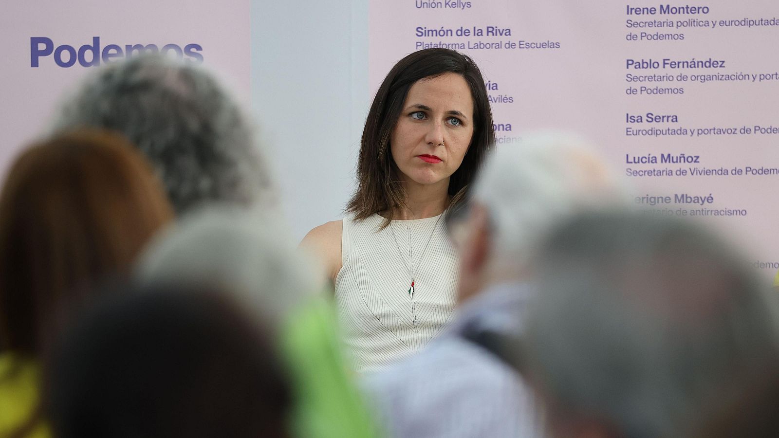 Ione Belarra, con top de rayas finas y collar colorido, en un acto de Podemos junto a Irene Montero, Pablo Fernández, Isa Serra y Lucía Muñoz.