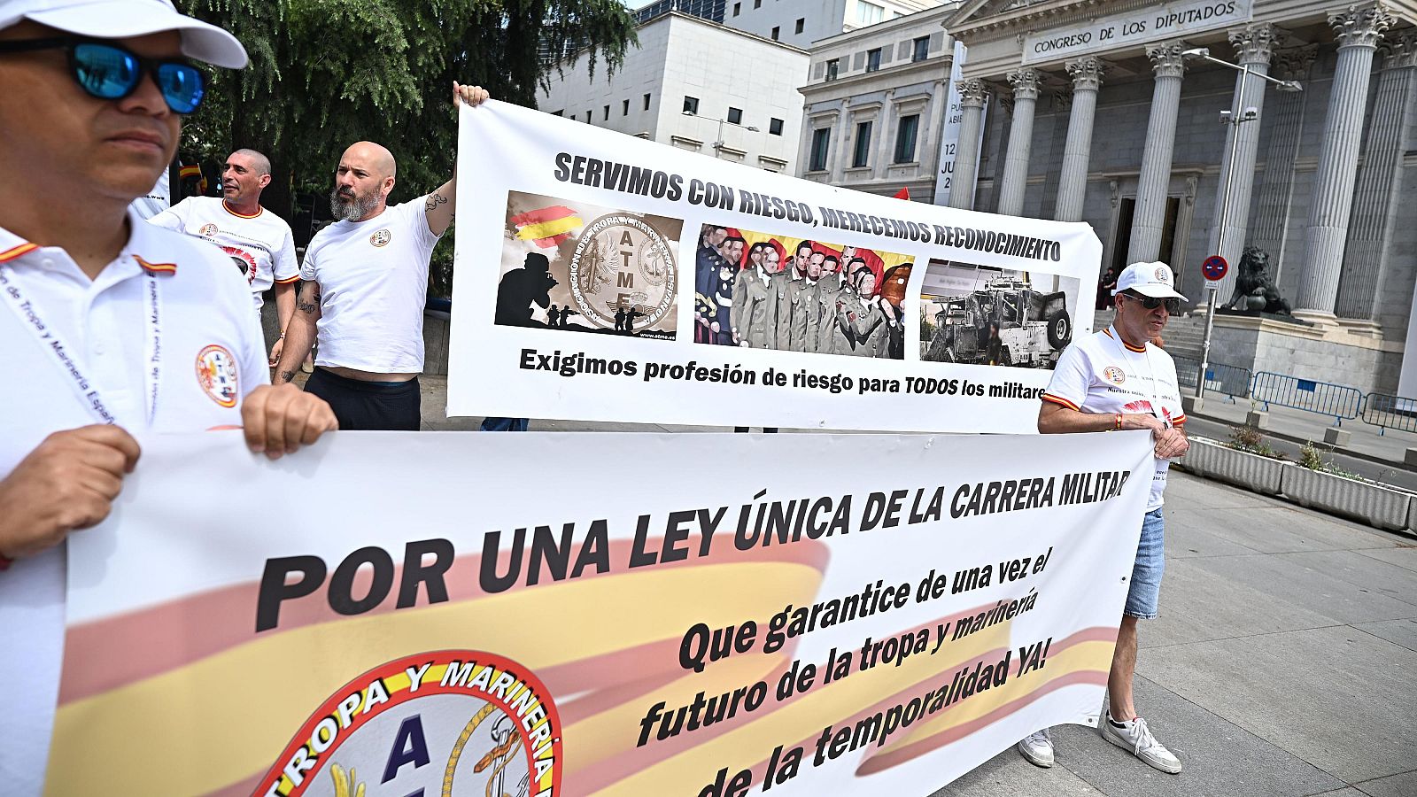 Militares se manifiestan ante el Congreso para pedir subidas de sueldo y ser reconocidos como profesión de riesgo