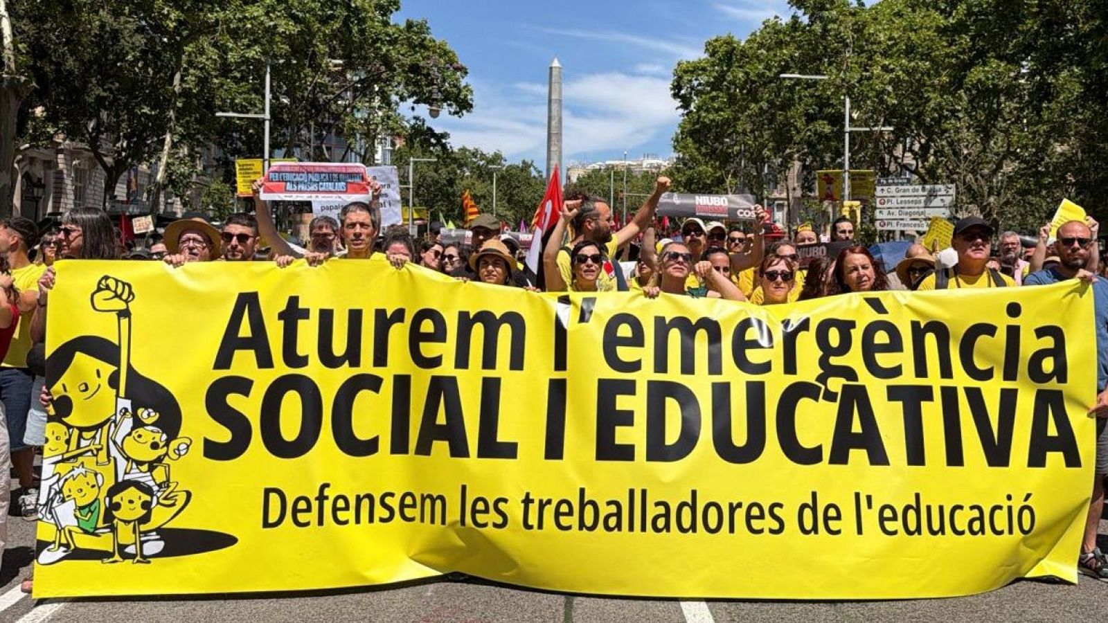 Pancarta que encapçala la manifestació de docents i famílies a Barcelona sota el lema 'Aturem l'emergència social i educativa'