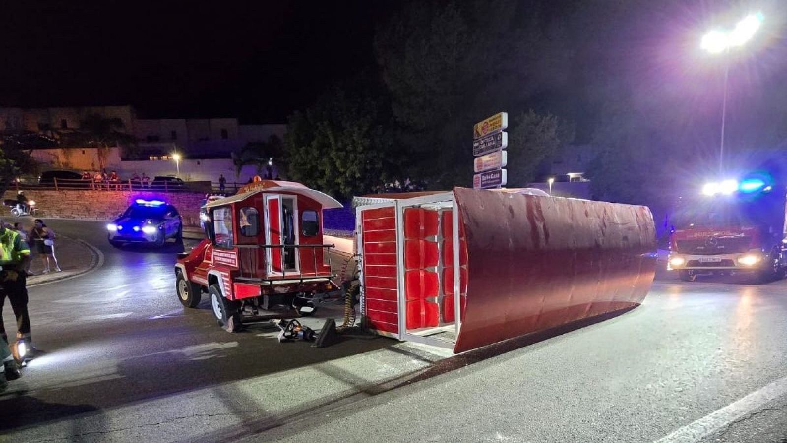 Varios heridos al volcar un tren turístico en Cártama, Málaga