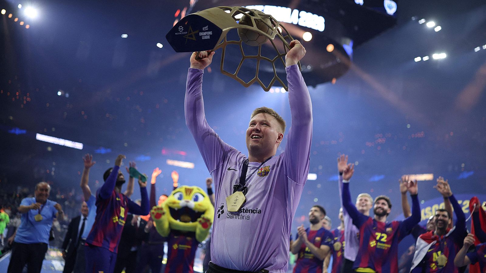 Emil Nielsen, MVP de la final de la Champions de balonmano, levanta el trofeo de campeón de Europa logrado por el FC Barcelona