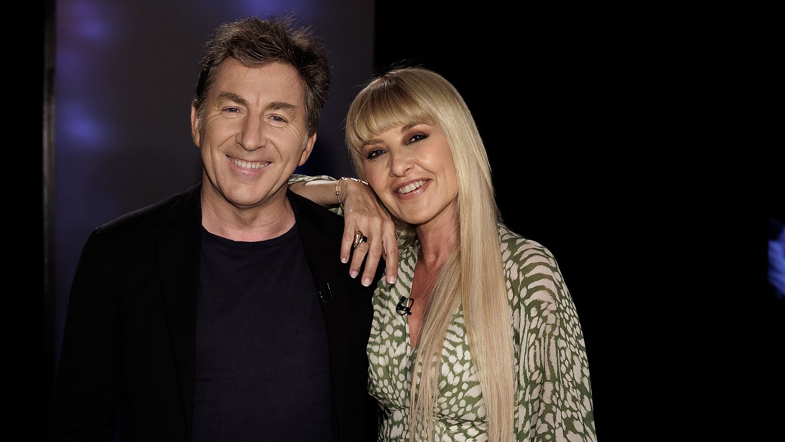 Antonio de la Torre y Cayetana Guillén Cuervo sonríen juntos en un estudio. Él viste de negro, ella una blusa estampada. Su cercanía es evidente.