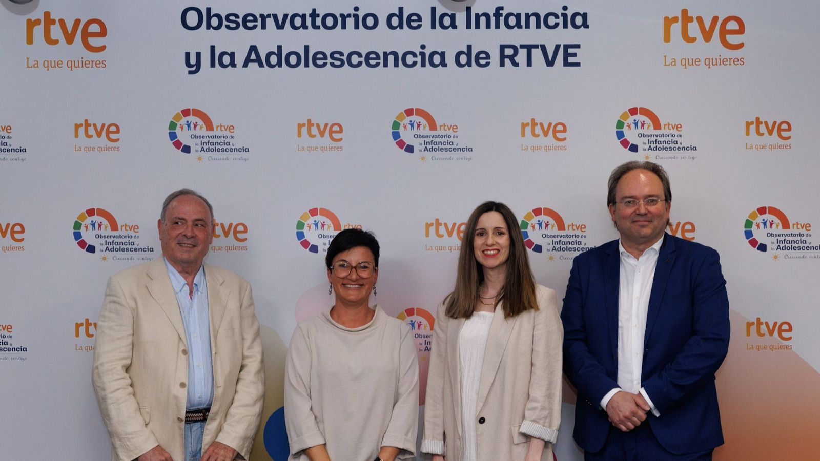 Esteban Mayoral, Marta Ribas, Teresa Martín y Félix Ortega sonríen ante un fondo con el logo de RTVE y el texto "Observatorio de la Infancia y la Adolescencia de RTVE".