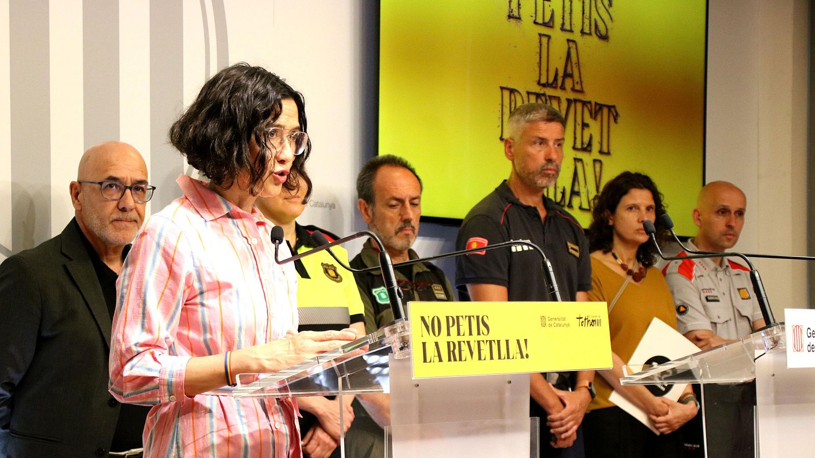 Núria Parlon, Consellera d'Interior, presenta la campanya "NO PETIS LA REVETLLA!" amb representants d'emergències. "NO PETIS LA REVETLLA!" Generalitat de Catalunya Interior.