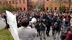Centenares de alumnos se concentran para exigir la dimisión de Cifuentes y del rector de la URJC