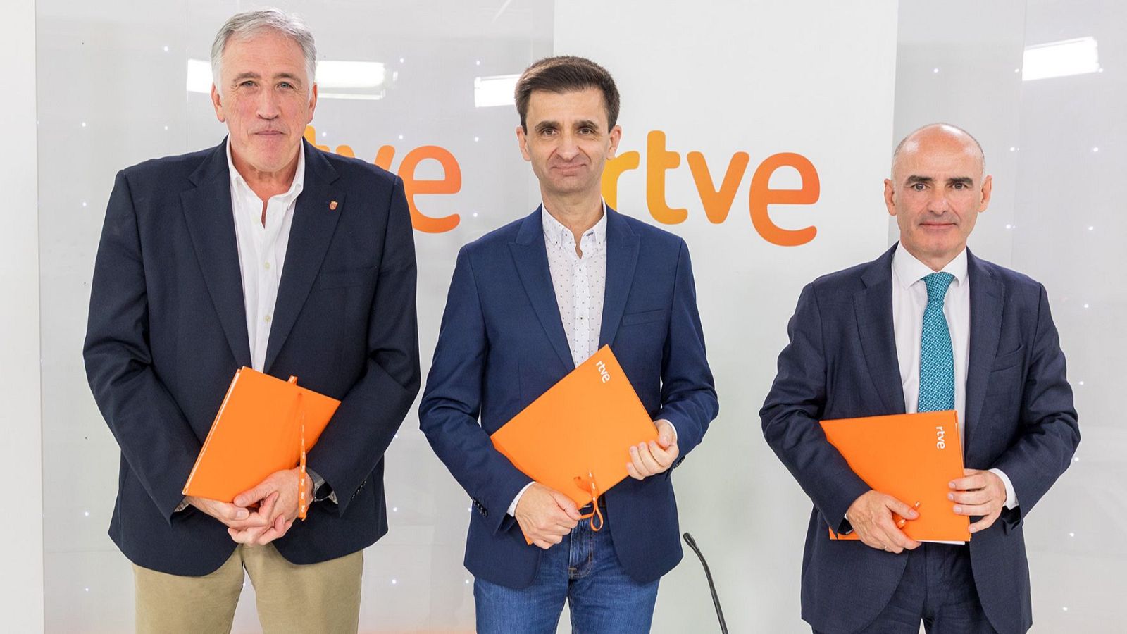 Joseba Asiron, alcalde de Pamplona, José Pablo López, presidente de RTVE, y Andoni Aldekoa, director general de EiTB
