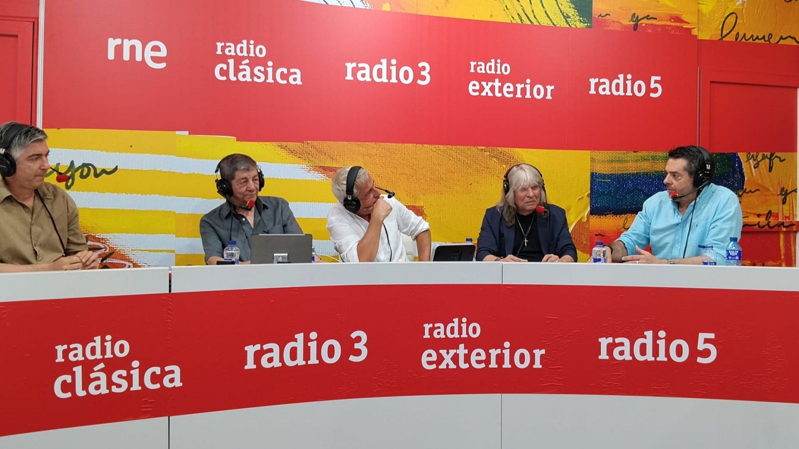 Stand de RNE durante la emisión del programa especial dedicado al centenario del nacimiento del poeta José Manuel Caballero Bonald