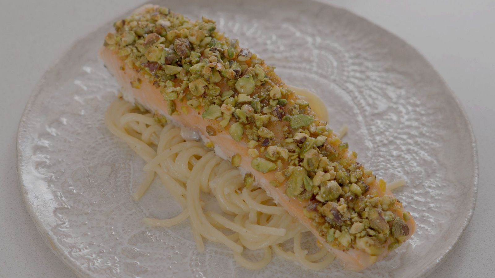Receta de one pot pasta y salmón con costra de pistacho de El Método Delicious.