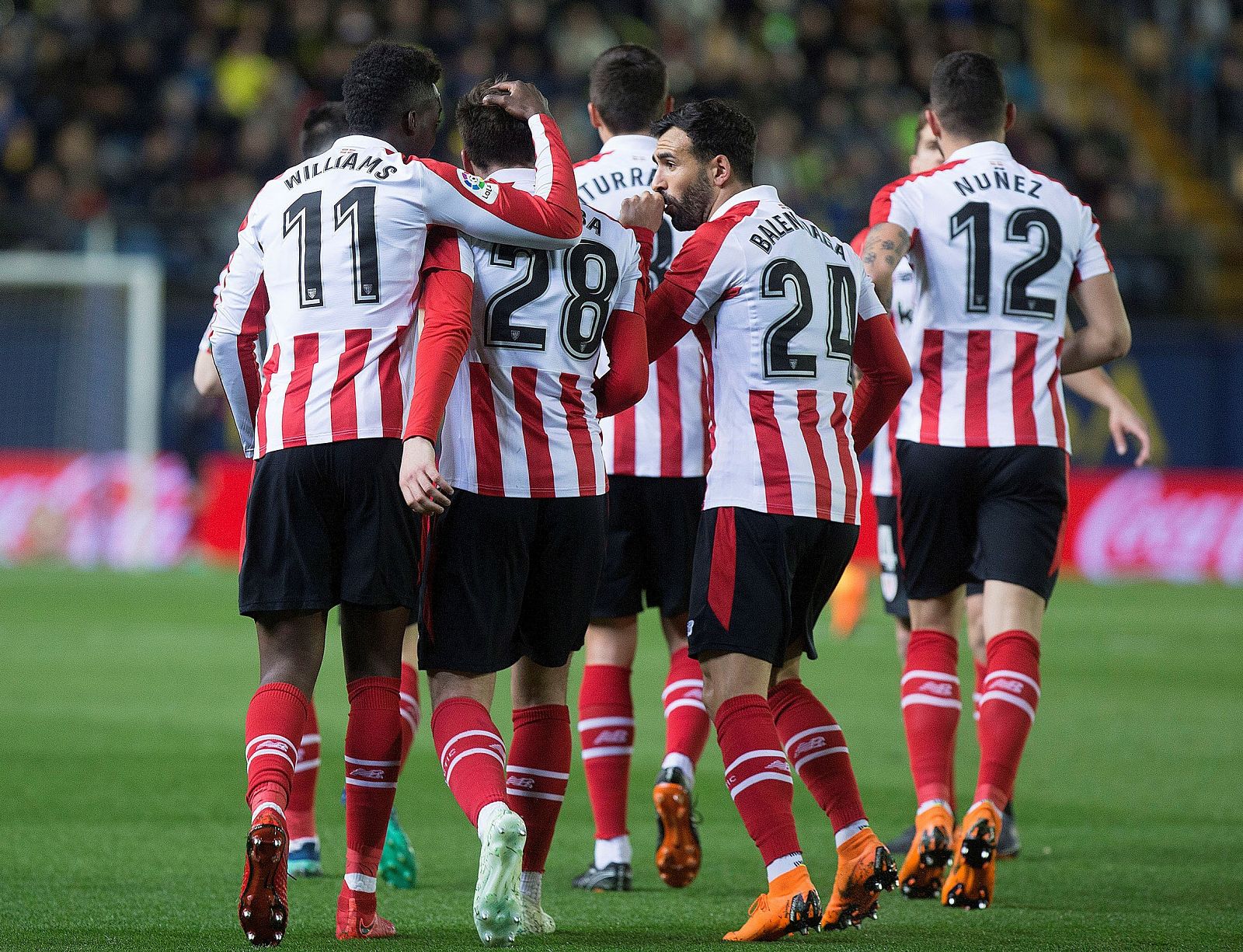 Íñigo Córdoba celebra con sus compañeros su gol, primero del equipo ante el Villarreal.