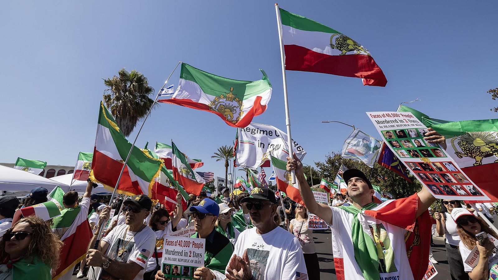 Centenares de iraníes han protestado contra el régimen en Los Ángeles.