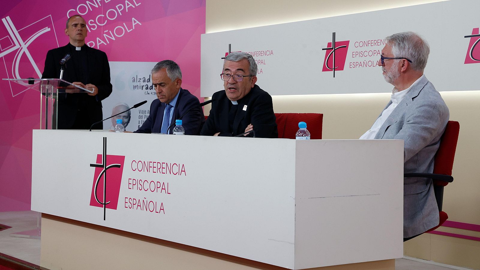 El presidente de la Conferencia Episcopal Española (CEE), Luis Argüello (c), y los coordinadores nacionales de la visita del papa a España, Yago de la Cierva (d) y Fernando Giménez Barriocanal (2i).