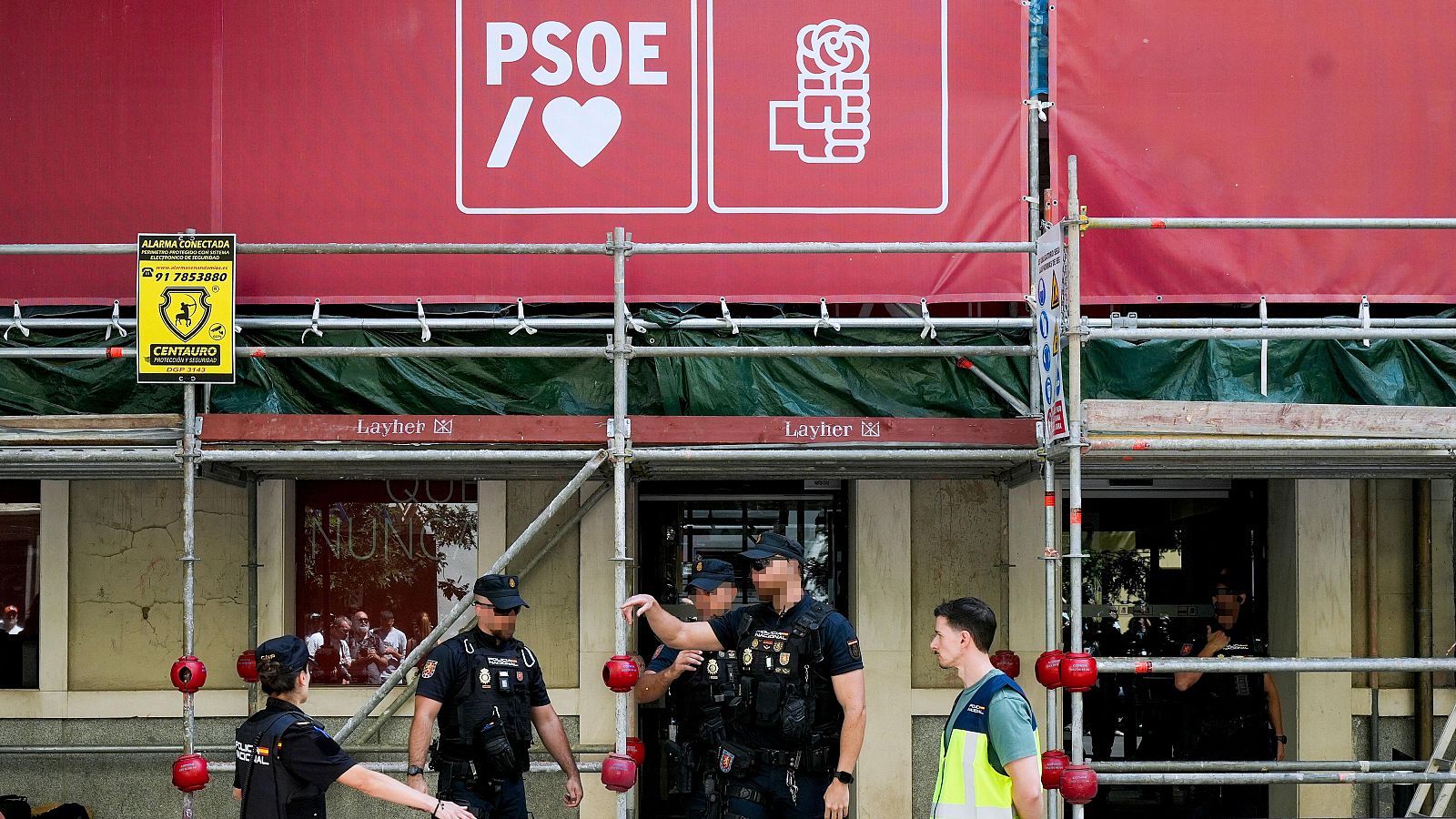 Imagen de la sede del PSOE en Ferraz bajo la vigilancia de la Policía Nacional.