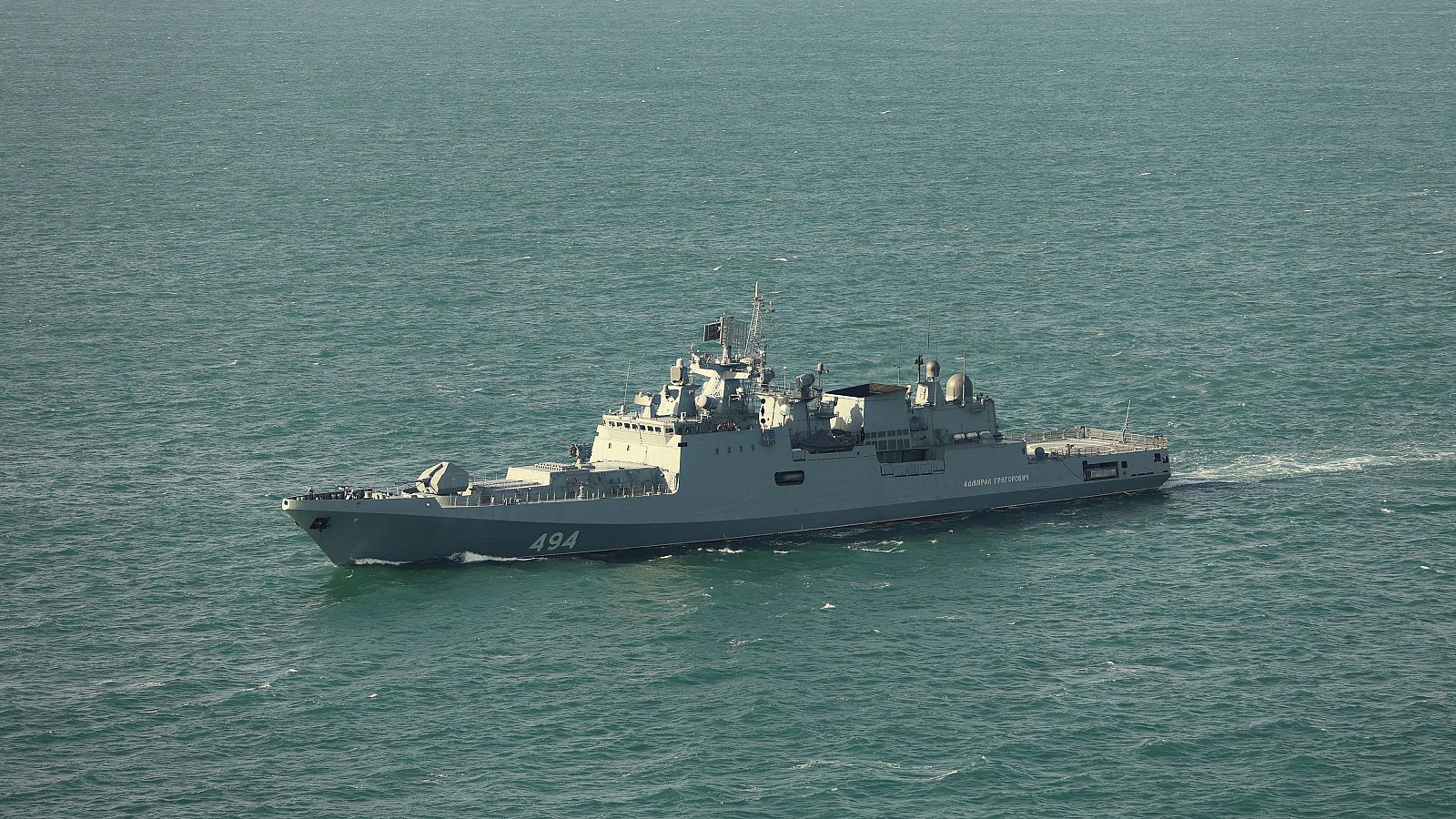 Fragata rusa 'Admiral Grigorovich' (casco 494) en mar abierto, con nombre en cirílico visible. Deja estela de espuma.