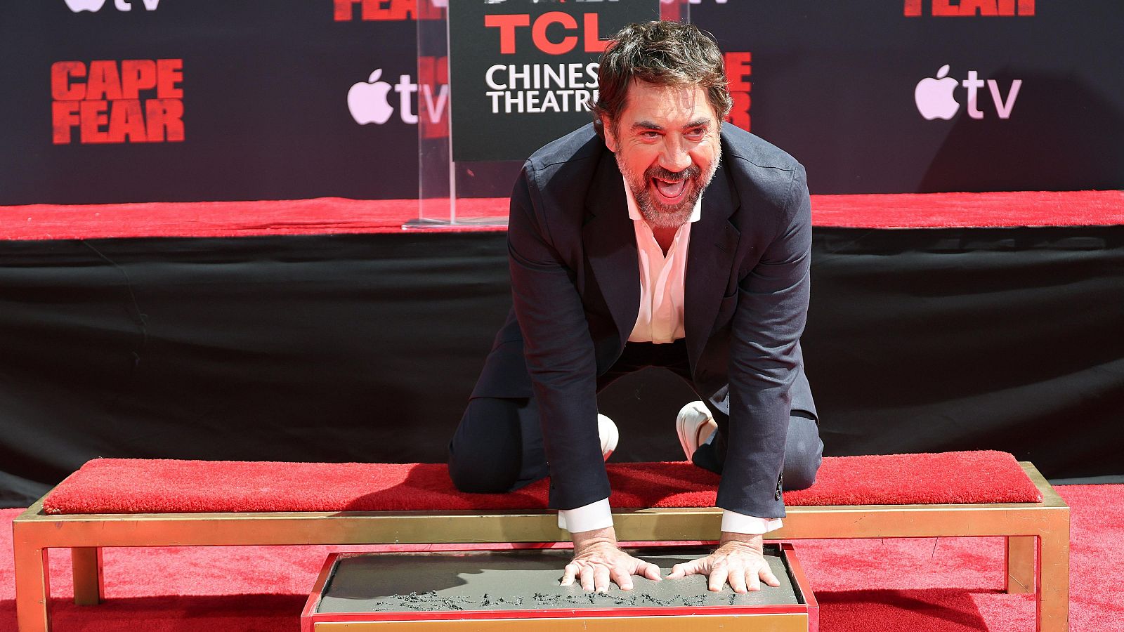 Javier Bardem deja sus huellas en el cemento del Teatro Chino de Hollywood