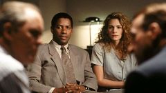 El verdadero motivo por el que Denzel Washington se negó a un 'romance interracial' con Julia Roberts en 'El informe pelícano'