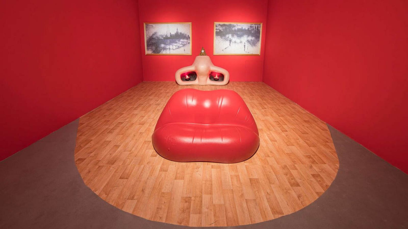 Réplica de la Sala Mae West realizada por el arquitecto Óscar Tusquets para la exposición