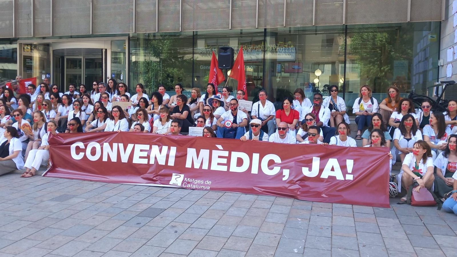 Protesta d'un centenar de metges davant la seu de la Generalitat a Girona