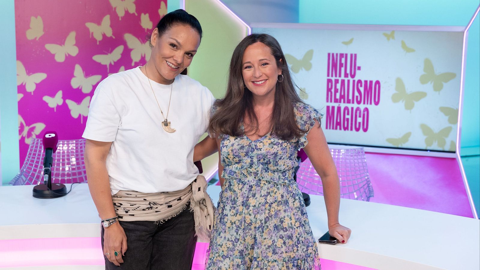 Adriana Penedo y Lorena Macías posan apoyadas en la mesa del plató de Influ-realismo mágico