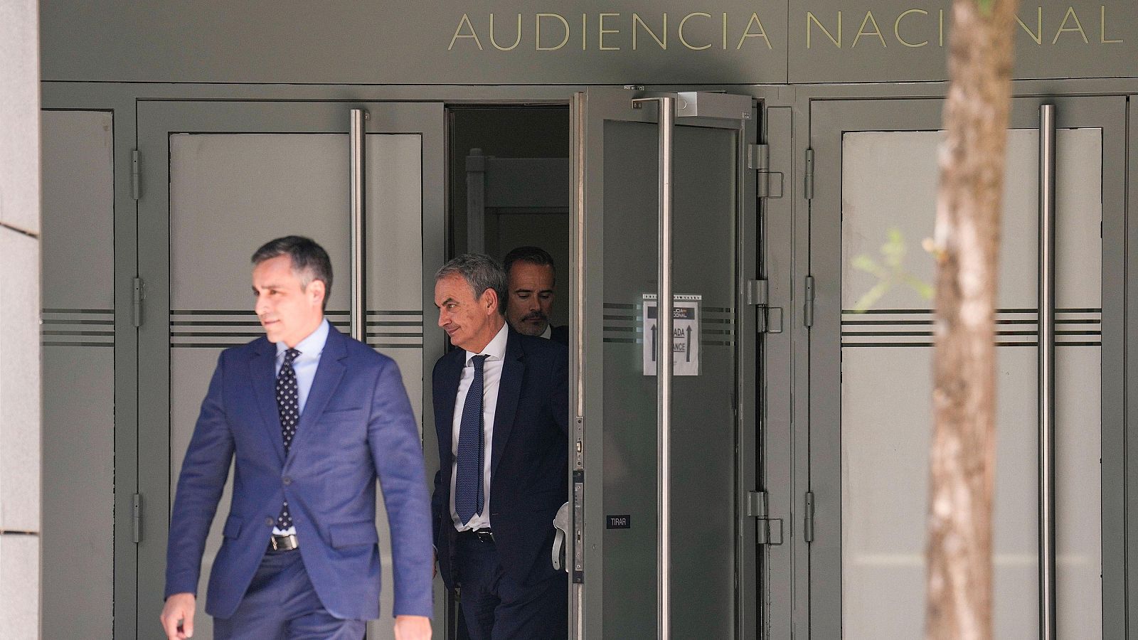 El expresidente del Gobierno José Luis Rodríguez Zapatero abandona la Audiencia Nacional