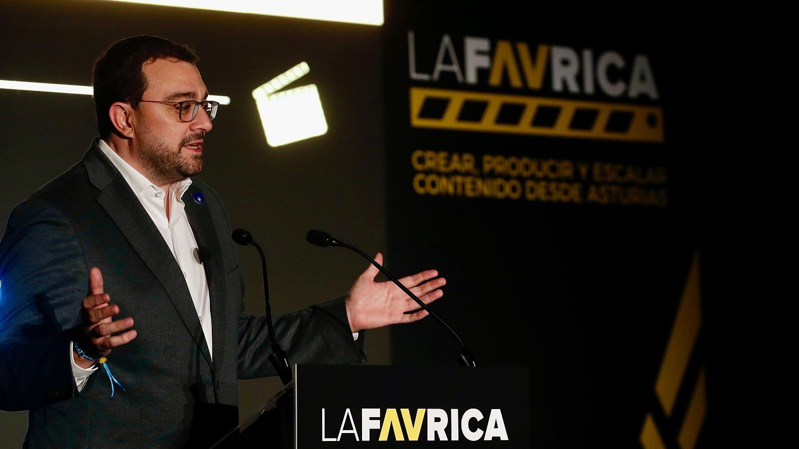 El presidente del Principado presentando en un atril
