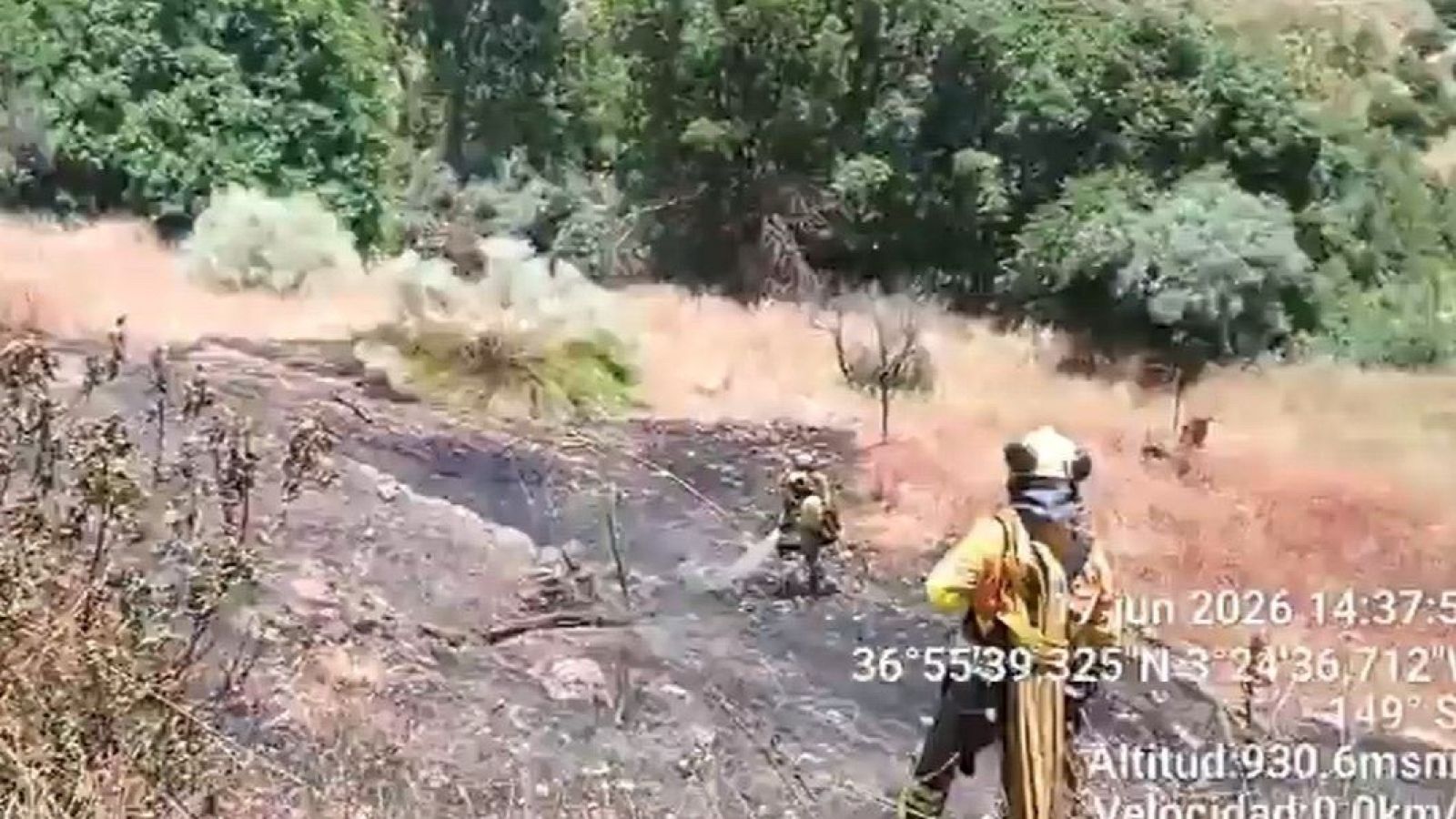 Tareas de extinción en el incendio forestal en Soportújar, Granada