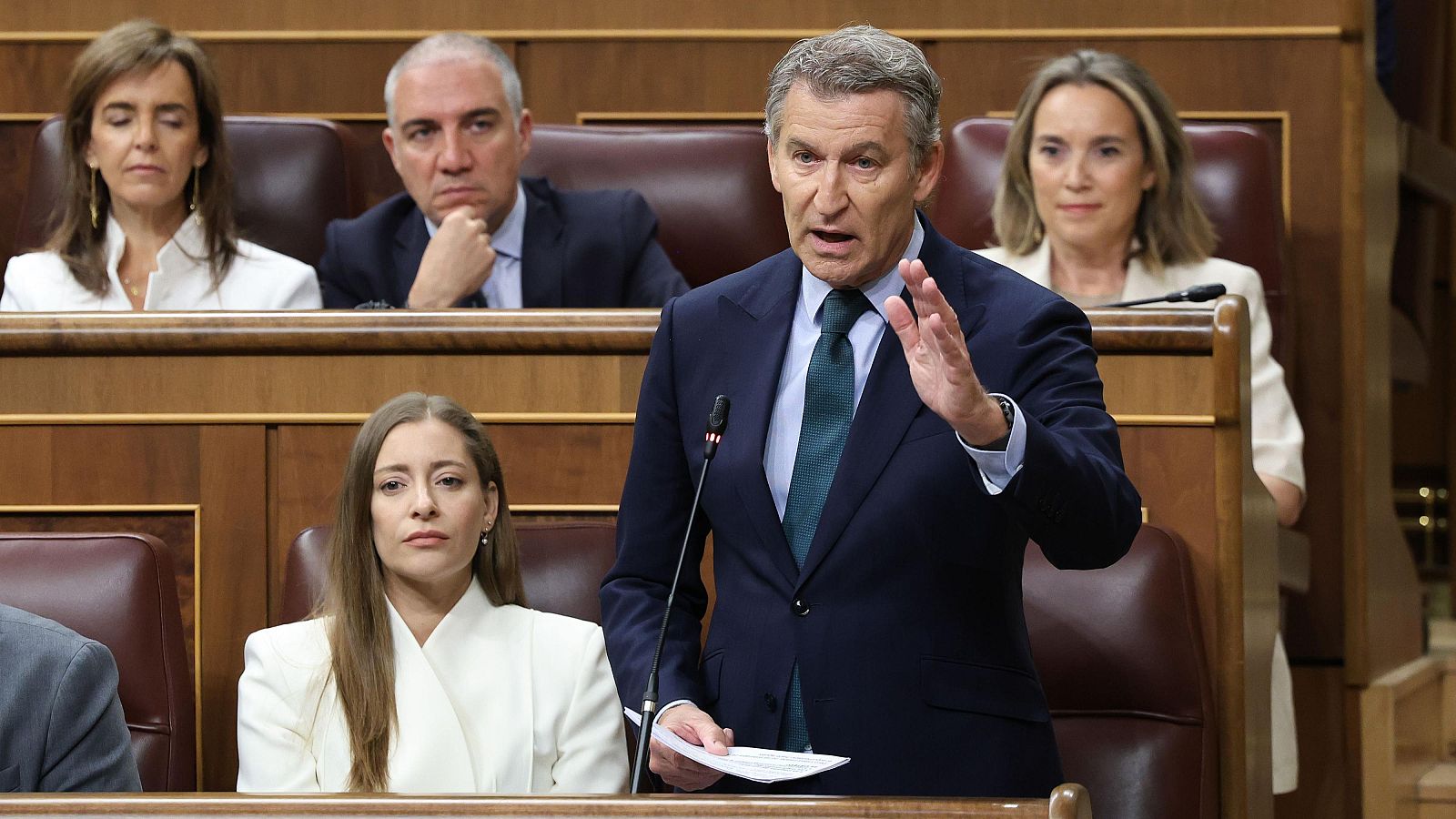 El presidente del PP, Alberto Núñez Feijóo, interviene durante la última sesión de control al Gobierno, en el Congreso de los Diputados.
