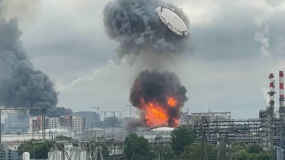 Zelenski confirma un segundo ataque masivo con drones a la principal refinería de Moscú