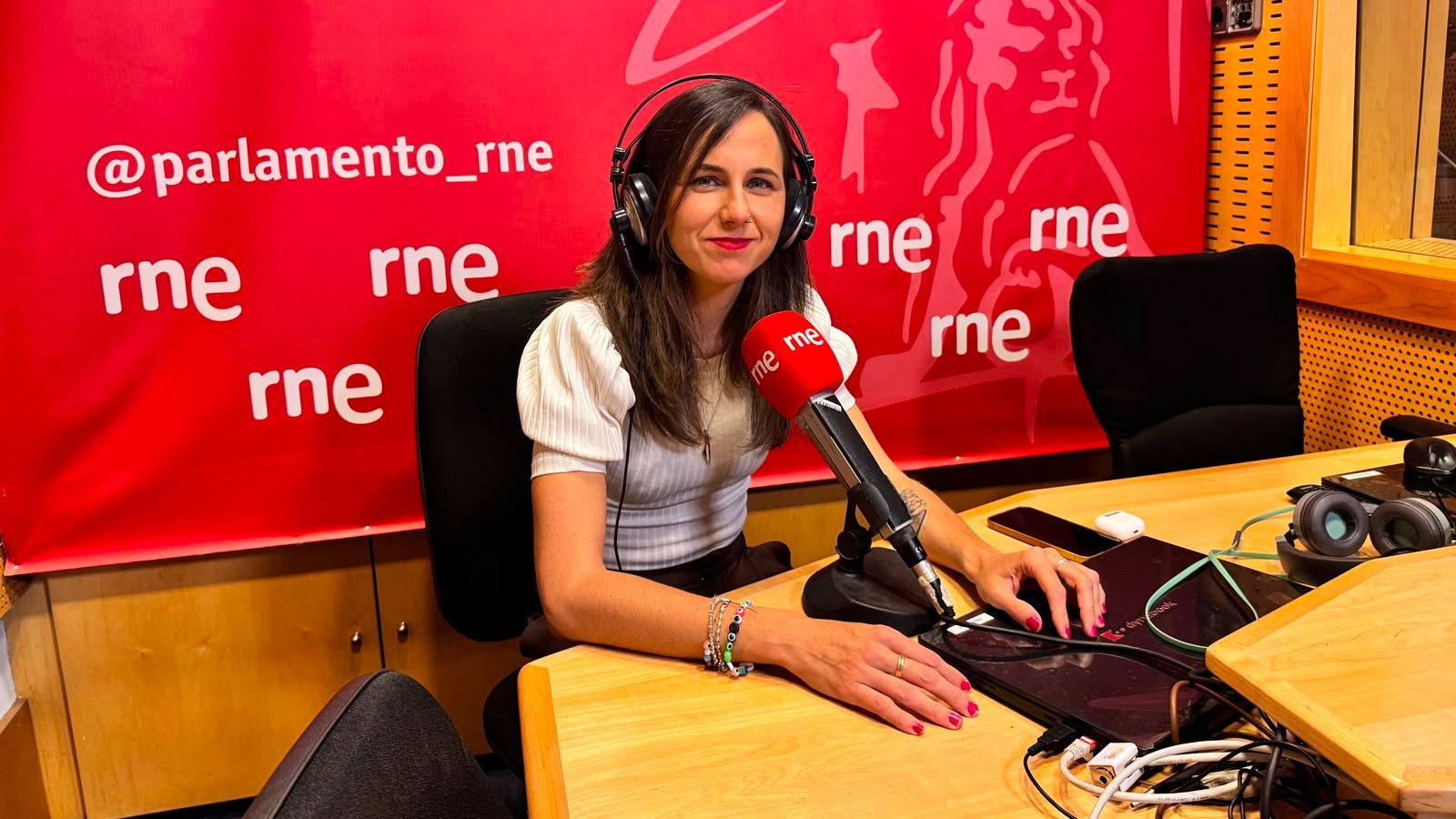 La secretaria general de Podemos, Ione Belarra, durante una rueda de prensa en el Congreso