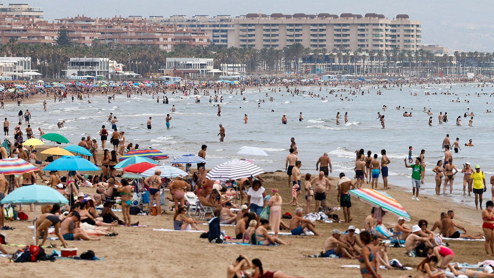 Bañistas en la playa de la Malvarrosa (Valencia) este jueves.