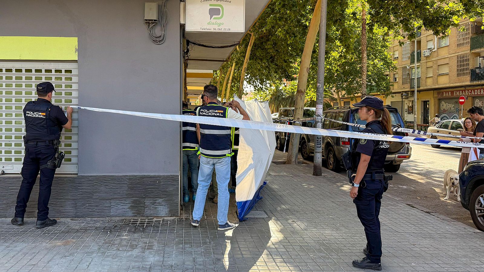 Agentes de la Policía Nacional proceden a registrar la clínica del distrito de Tránsitos de València
