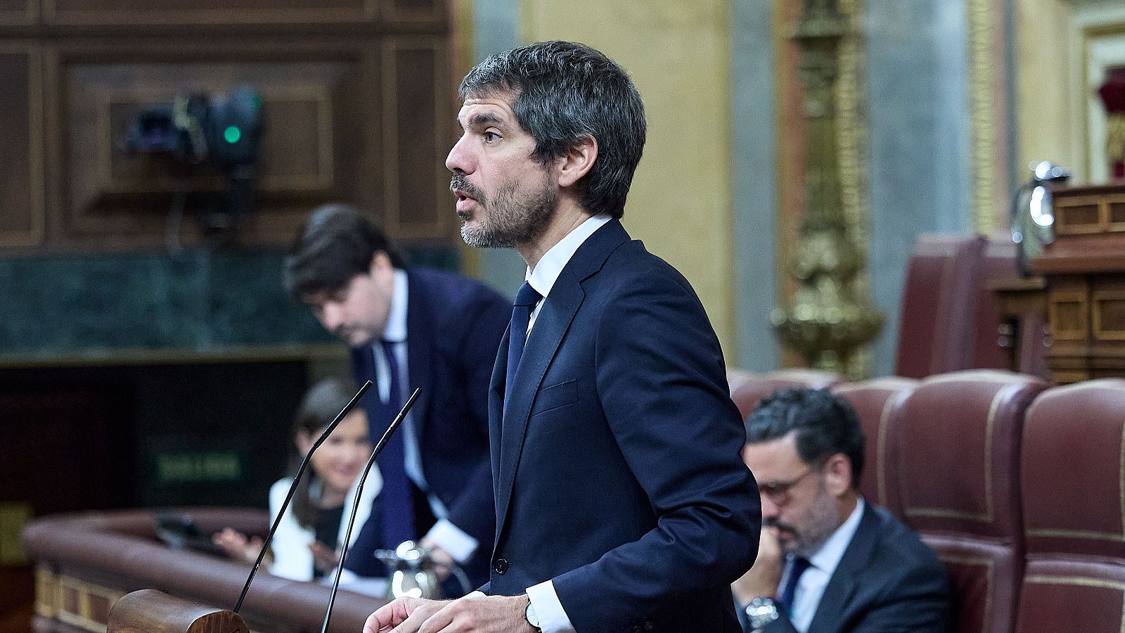 El ministro Urtasun durante la sesión plenaria de este jueves en el Congreso (Jesús Hellín / Europa Press)