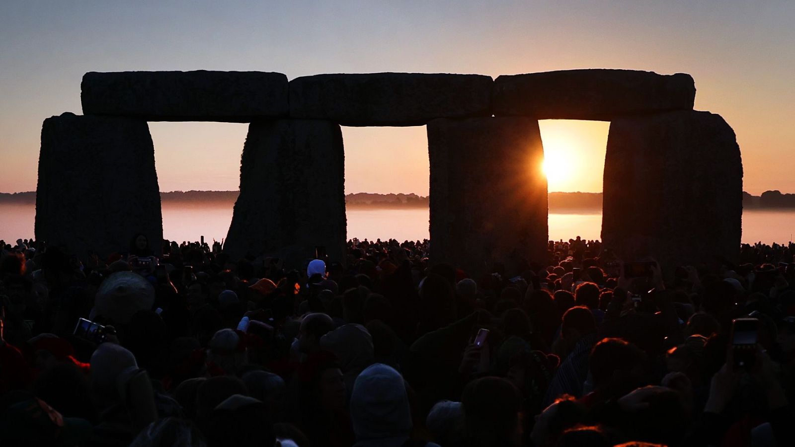 Miles de personas en Stonehenge durante el solsticio de verano de 2024