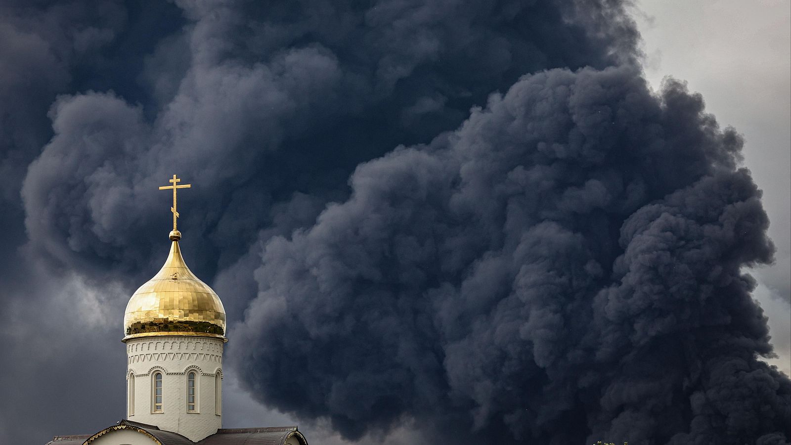 El humo se eleva tras una iglesia ortodoxa después de un ataque de drones ucranianos sobre Moscú.