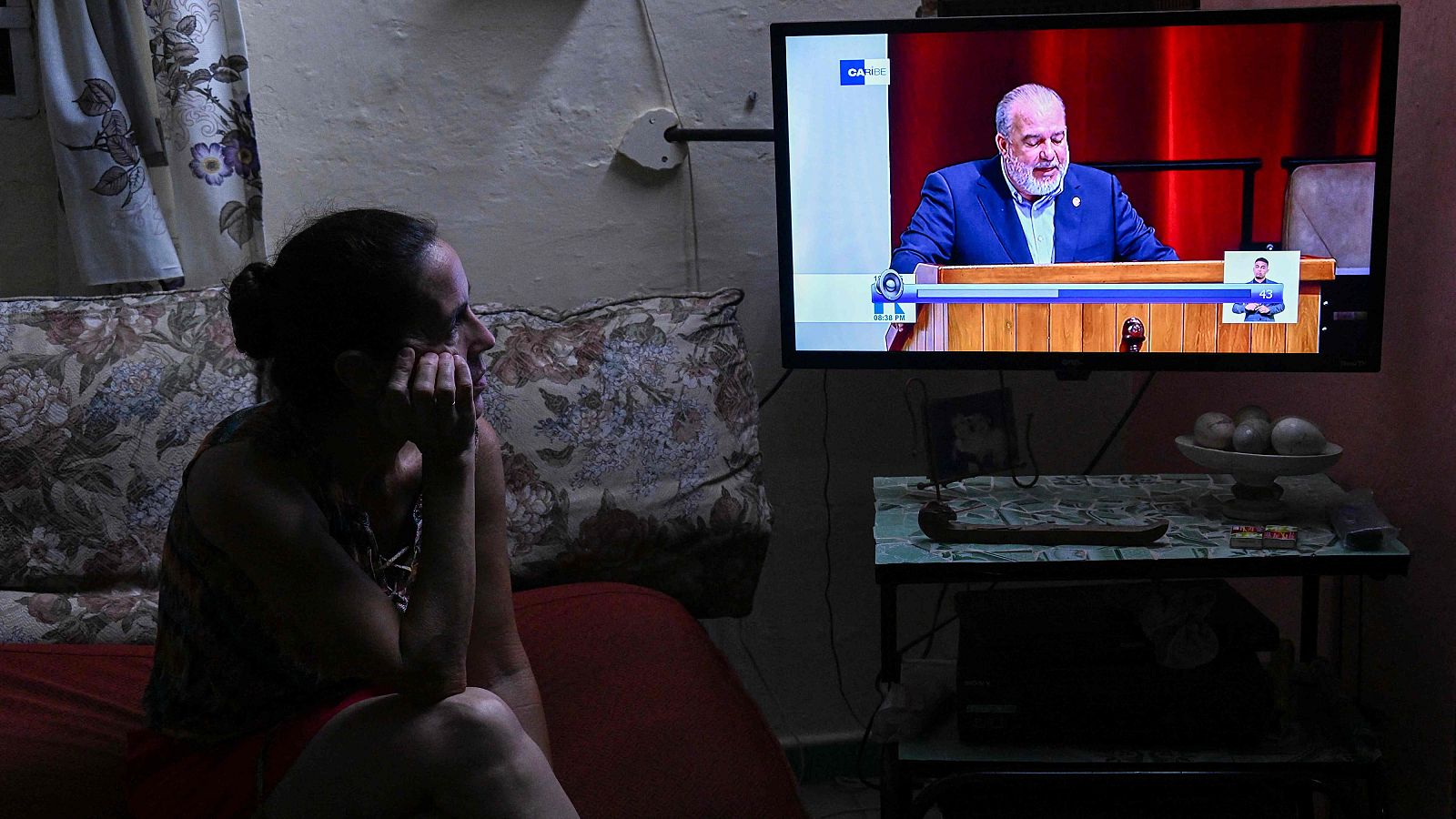 Una mujer observa un discurso televisado del primer ministro Manuel Marrero ante la Asamblea Nacional de Cuba, en el que presenta un paquete de 176 reformas pro-mercado destinadas a hacer frente a la grave crisis económica del país.