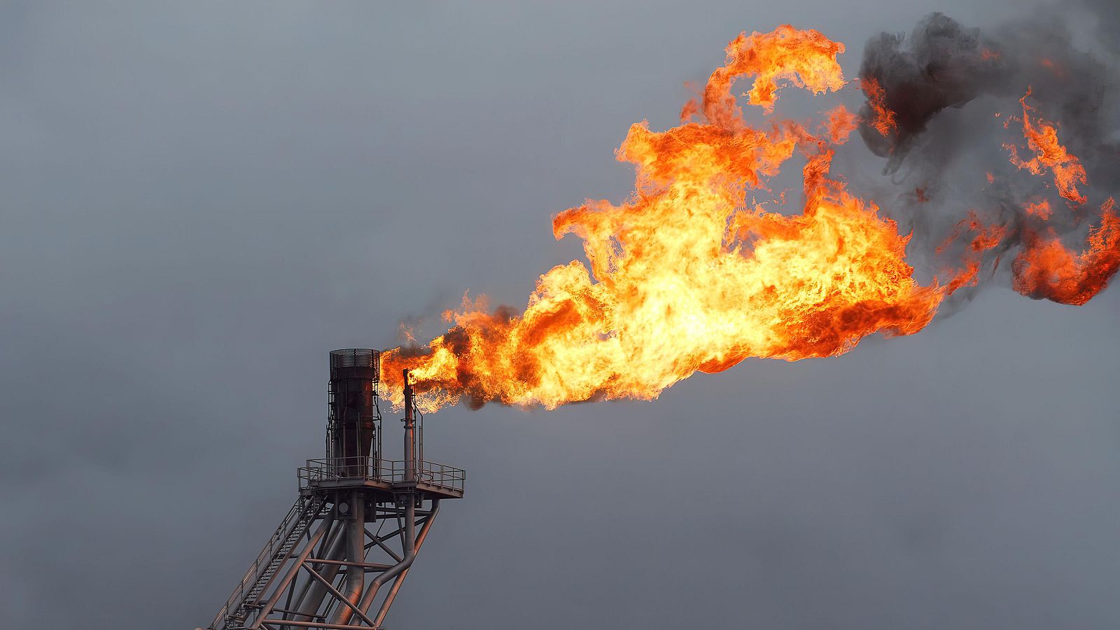 El precio del petróleo recupera los 80 dólares por barril y sigue al alza ante la falta de movimientos en Ormuz