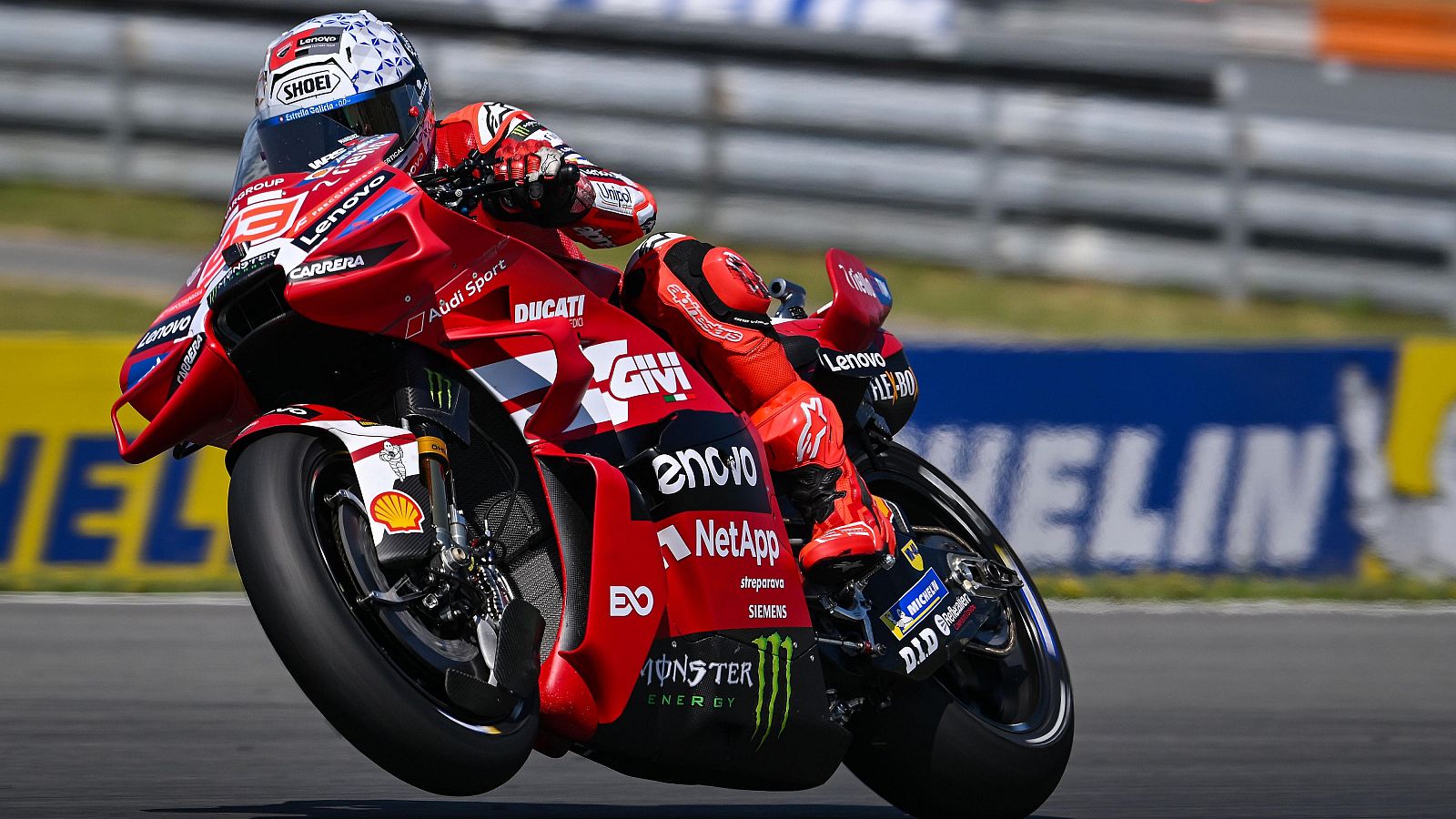 Márquez aprovecha la sanción de Bezzechi para poner patas arriba el Mundial de MotoGP con su victoria en Brno