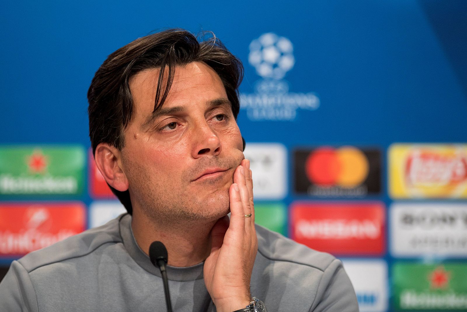 El entrenador italiano del Sevilla, Vincenzo Montella, ofrece una rueda de prensa en el estadio Allianz Arena en Múnich.