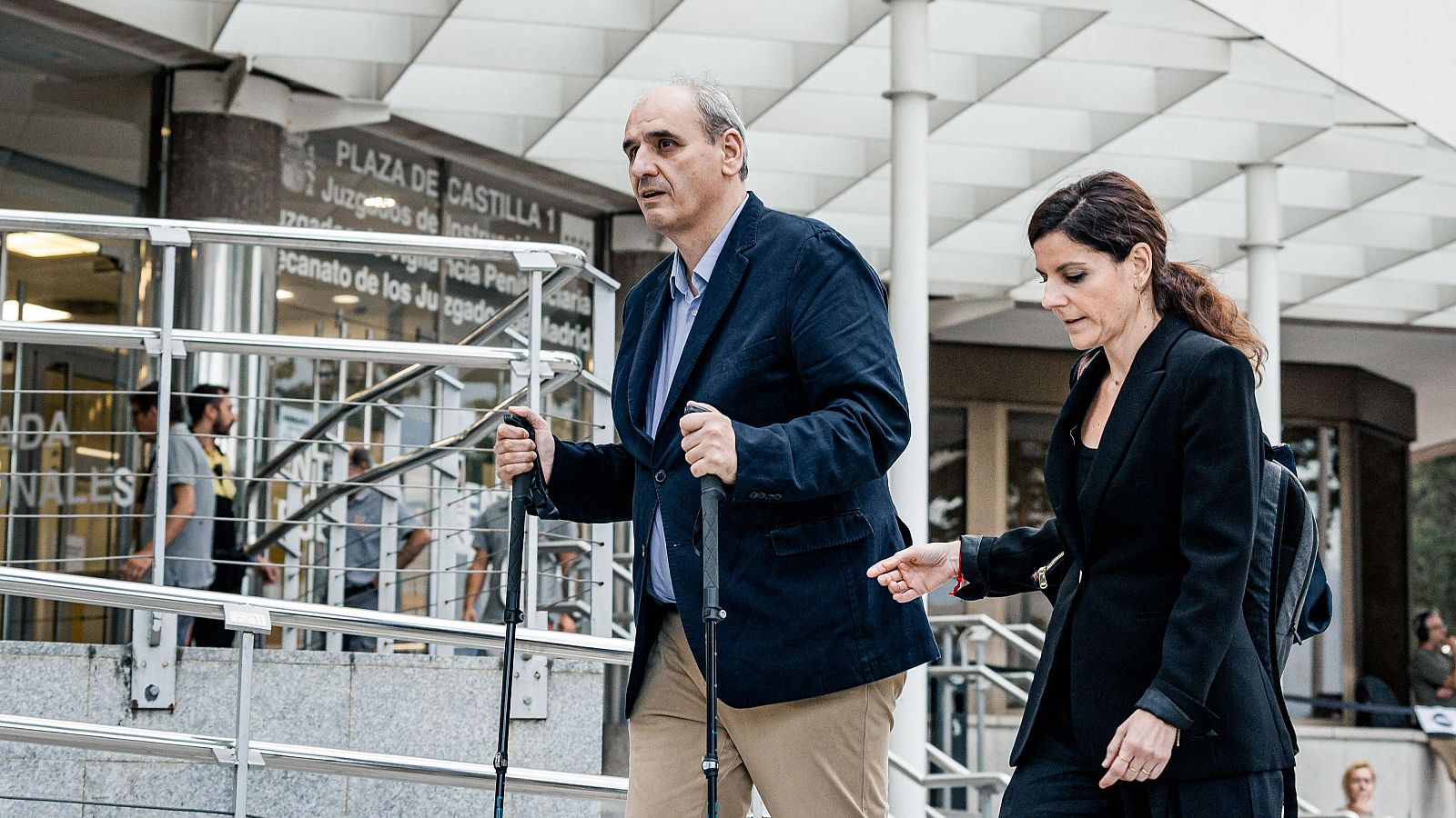 El juez abre una pieza separada en el caso Begoña Gómez para investigar los contratos del empresario Barrabés El empresario Juan Carlos Barrabés Cónsul a su salida de los Juzgados de Plaza de Castilla