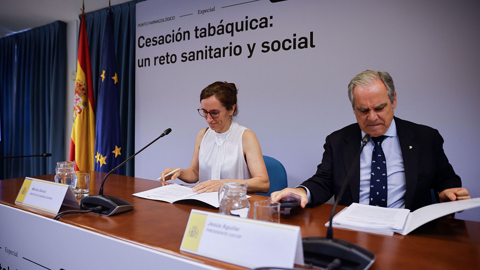 La ministra de Sanidad, Mónica García (i), y el presidente del Consejo General de Farmacéuticos, Jesús Aguilar (d), presentan el estudio conjunto ‘Cesación tabáquica, un reto sanitario y social’