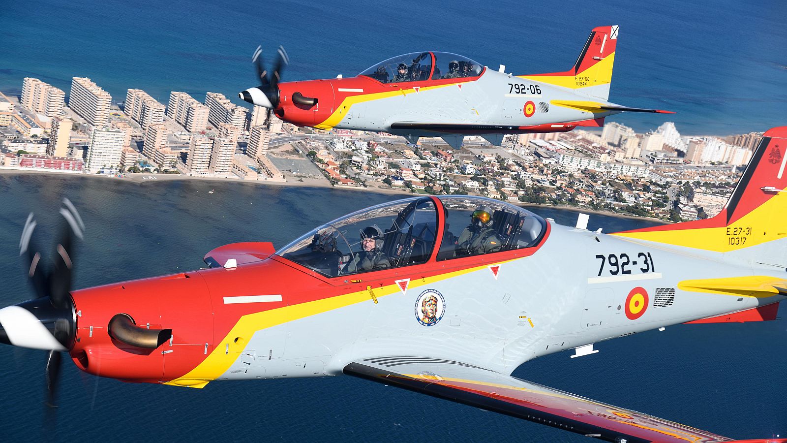 El rey Felipe VI y la princesa Leonor pilotan dos aviones Pilatus PC-21 en formación sobre La Manga del MarMenor