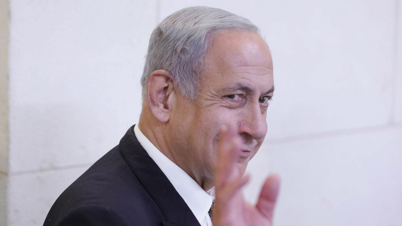 El primer ministro israelí, Benjamin Netanyahu, reacciona mientras asiste a una audiencia en el Tribunal de Magistrados de Rishon Lezion, Israel