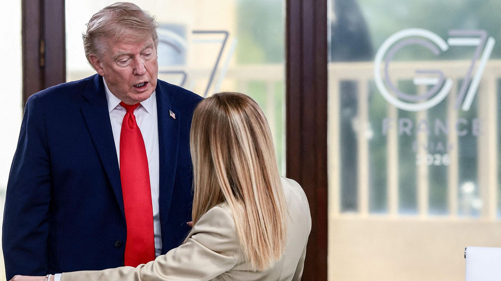 Trump afirma que se fotografió con Meloni en el G7 "por pena"