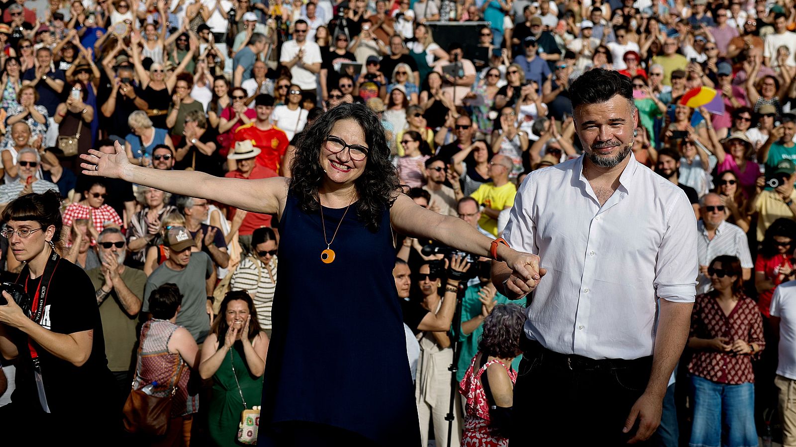 La exvicepresidenta del Gobierno valenciano Mónica Oltra y el portavoz de ERC en el Congreso, Gabriel Rufián, este viernes durante un acto conjunto en Valencia.
