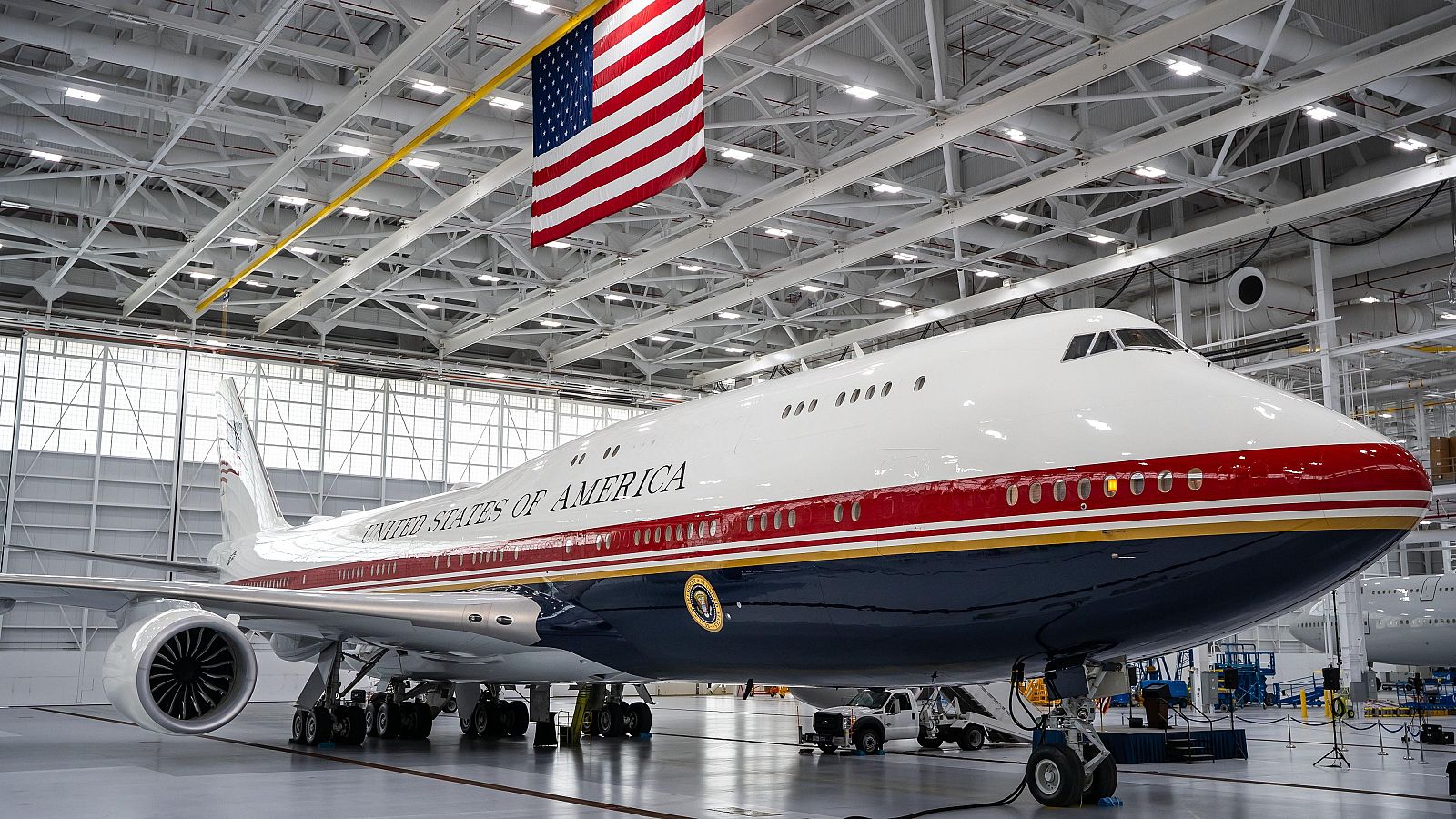 Nuevo Air Force One, un Boeing 747-8, en su primera exhibición pública este viernes, en la Base Conjunta Andrews, Washington (EE.UU.).